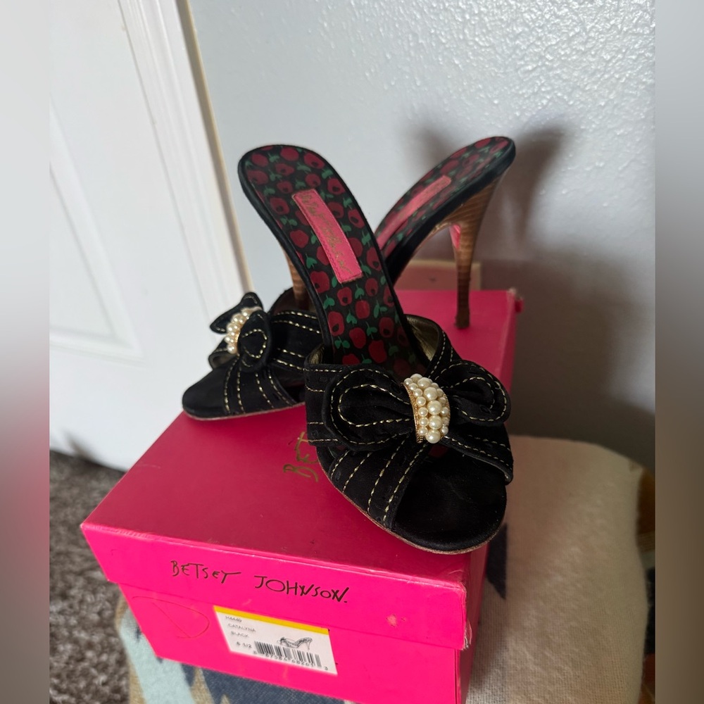 Vintage Betsey Johnson Black Bow Pearl-Accent High Heel Mules in size 6.5